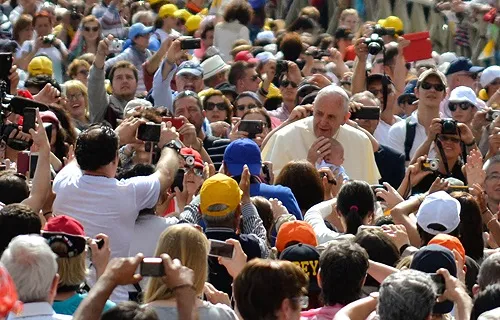 Pope Francis greets pilgrims in St. Peter's Square during the Wednesday general audience on May 28, 2014. Credit: Daniel Ibáñez/CNA.