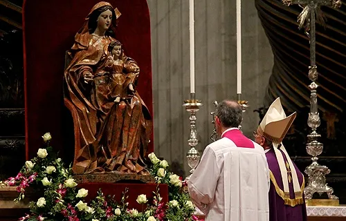Pope Francis prays before a statue of Mary in St. Peter's Basilica. Credit: Lauren Cater/CNA.