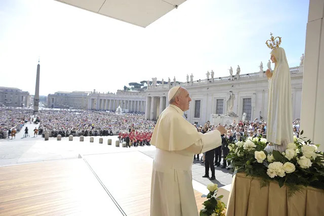 Pope Francis with a statue of Our Lady of Fatima at the Wednesday General Audience in St. Peter's Square, May 13 2015. Credit: L'Osservatore Romano.