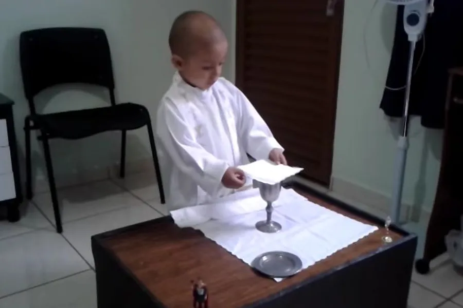 Preschooler whose 'celebration of Mass' went viral dies of cancer