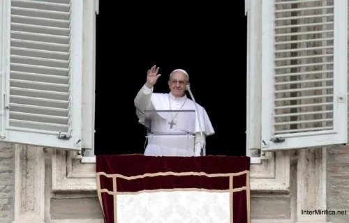 Pope Francis delivers his first Sunday Angelus on March 17, 2013. Credit: InterMirifica.net