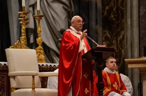 Papa Francis prega a homilia de Pentecostes, na Basílica de São Pedro, em 08 junho de 2014 Crédito:. Daniel Ibáñez / CNA.