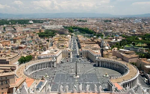 St. Peter's Square. Credit: Camille King (CC BY-SA 2.0).