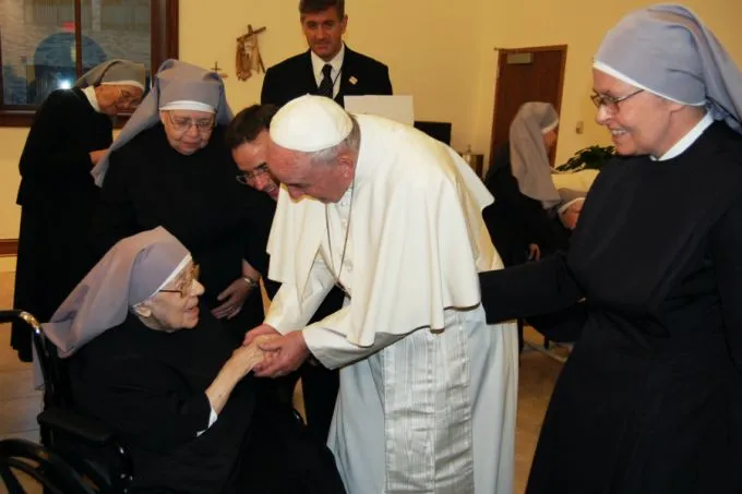 Pope Francis greets Sister Marie Mathilde, 102 years old, at the Jeanne Jugan Residence in Washington, D.C., Sept. 23, 2015. Photo courtesy of the Little Sisters of the Poor.