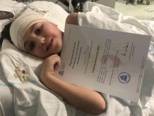 Teresita Castillo de Diego with the document that accredits her as a missionary.