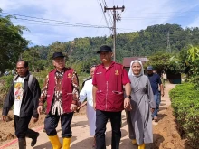 Field visit in the disaster zone in December 2025: Father Fredy Rante Taruk (executive director of Caritas Indonesia), and Bishop Antonius Subianto Bunjamin, OSC, president of the Bishops’ Conference of Indonesia.
