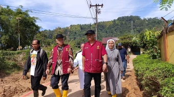 Field visit in the disaster zone in December 2025: Father Fredy Rante Taruk (executive director of Caritas Indonesia), and Bishop Antonius Subianto Bunjamin, OSC, president of the Bishops’ Conference of Indonesia.