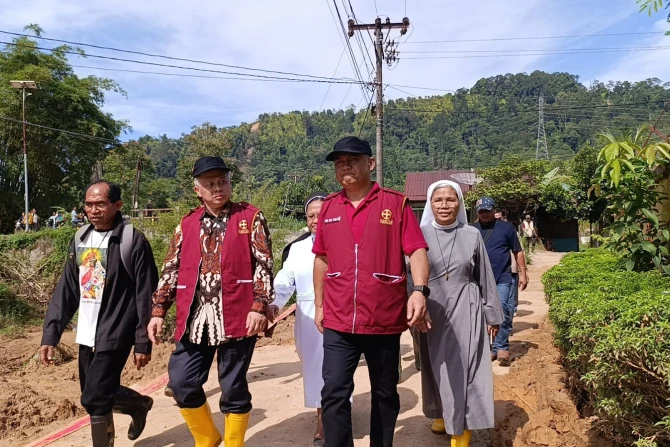 Field visit in the disaster zone in December 2025: Father Fredy Rante Taruk (Executive Director of Caritas Indonesia), and Bishop Antonius Subianto Bunjamin, O.S.C.,president of the Bishops' Conference of Indonesia.