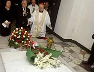 Card. Dziwisz kneels in prayer with Polish President Lech Kaczynski, at the tomb of Pope John Paul II?w=200&h=150