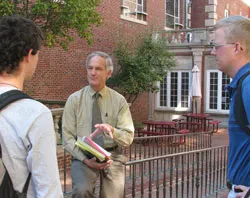 Prof. Kenneth Howell speaks with students on the University of Illinois campus. ?w=200&h=150