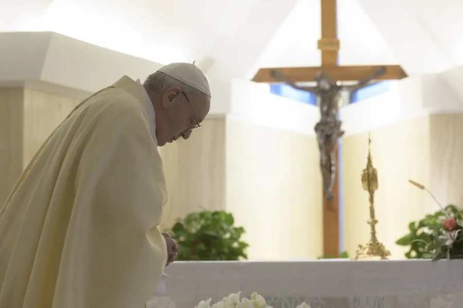 Pope Francis celebrates Mass in the chapel of the Casa Santa Marta May 8, 2020. ?w=200&h=150