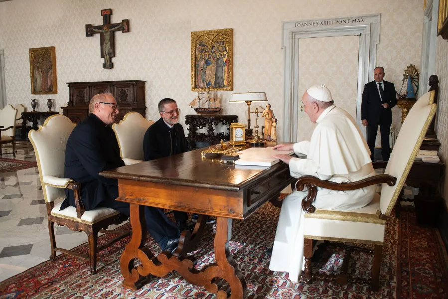 Fr. Pierluigi Maccalli, center, meets Pope Francis at the Vatican Nov. 9, 2020. ?w=200&h=150