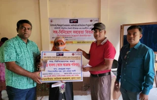 Tiger widow Zebunnesa Khatun, wife of late Mohor Ali, receives help from Caritas Khulna Region on Nov. 15, 2025. Credit: Caritas Bangladesh