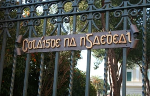 Gaelic script on the gates of the Pontifical Irish College in Rome, Italy.   Peter Clarke (CC BY-SA 3.0)