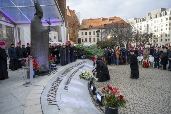 Archbishop Tadeusz Wojda of Gniezno, president of the Polish Bishops' Conference, and Bishop Georg Bätzing, president of the German Bishops' Conference, lay a wreath at the monument to Cardinal Bolesław Kominek in Wrocław, Poland, on Tuesday, Nov. 18, 2025, during commemorations of the 60th anniversary of the historic correspondence between the Polish and German Bishops' Conferences. Credit: Deutsche Bischofskonferenz/Ewelina Sowa