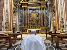 Pope Francis kneels in prayer before the revered Marian icon “Salus Populi Romani” at the Basilica of Santa Maria Maggiore in Rome on April 12, 2025.