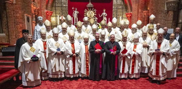 Polish and German bishops pose for a group photo after signing the joint declaration "Courage of Extended Hands" following a Eucharistic celebration at the Cathedral of St. John the Baptist in Wrocław, Poland, on Monday, Nov. 18, 2025, marking the 60th anniversary of the historic correspondence between the Polish and German Bishops' Conferences. Credit: Deutsche Bischofskonferenz/Rafael Leschbor