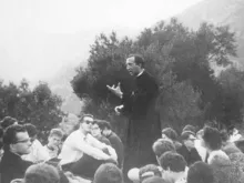 1960. Varigotti (SV). Father Luigi Giussani with students during the Tower Ray. 