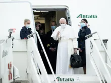 Pope Francis boards the papal plane to Iraq on March 5, 2021. Credit: Daniel Ibanez/CNA.