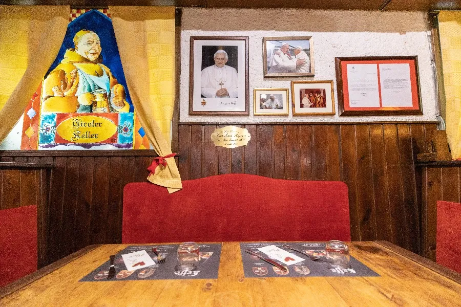 A table dedicated to Benedict XVI in his favorite Rome restaurant, Cantina Tirolese.?w=200&h=150