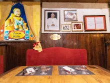 A table dedicated to Benedict XVI in his favorite Rome restaurant, Cantina Tirolese.