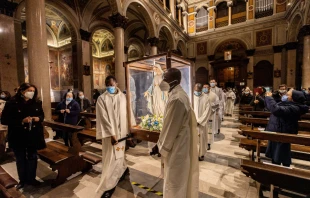 The pilgrim statue of Our Lady of the Miraculous Medal visits the Church of San Gioacchino in Prati, Rome.   Daniel Ibañez/CNA.
