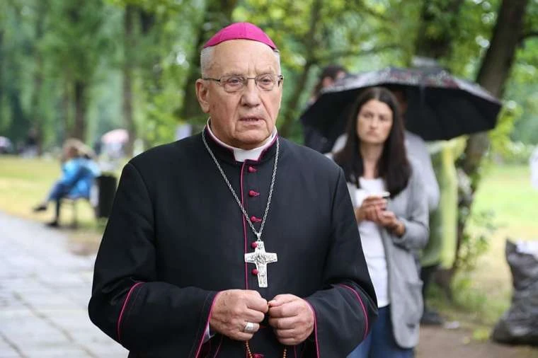 rchbishop Tadeusz Kondrusiewicz of Minsk-Mohilev prays outside the Akrestsin Street pre-trial detention center in Minsk, Aug. 19, 2020. Credit: Catholic.by.?w=200&h=150