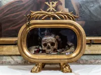St. Valentine’s skull in the minor basilica of Santa Maria in Cosmedin in Rome, Italy. Photo credits: Daniel Ibáñez/CNA.
