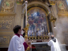 Prayer for Mary in St. Peter's Basilica on May 11, 2022