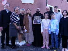 Bishop Rudolf Voderholzer with Ukrainian refugees in front of Msgr. Georg Ratzinger’s former home.