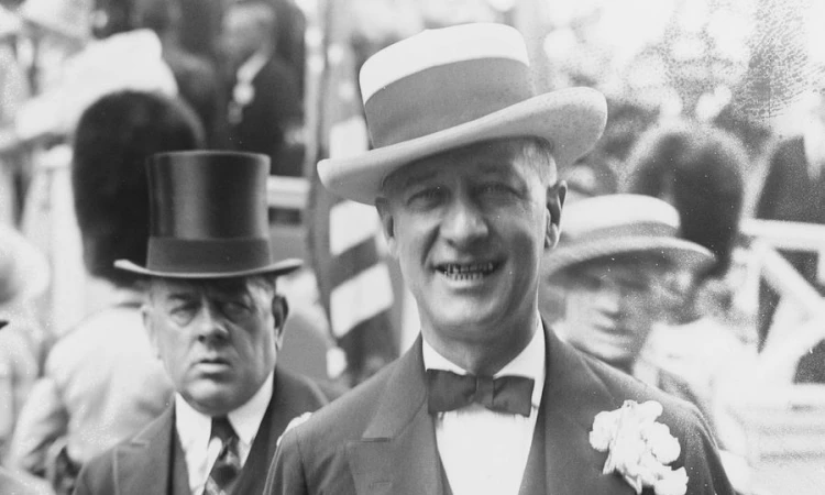 2AlSmithStandingSmileHat