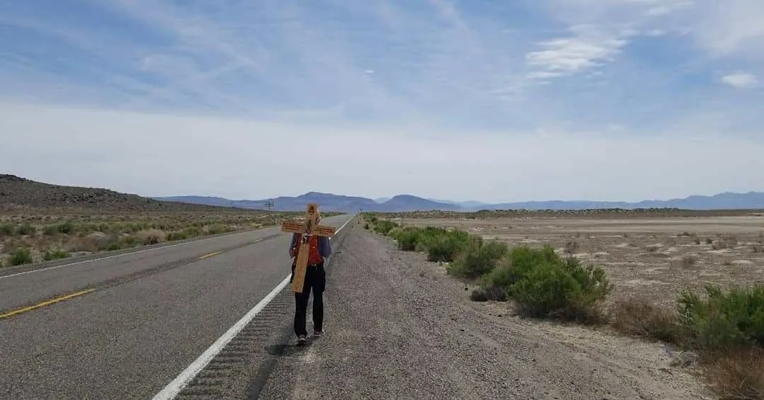John Moore bears a cross along US 50 in Nevada during his cross-country pilgrimage. ?w=200&h=150