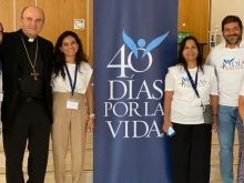 Bishop José Ignacio Munilla with volunteers from 40 Days for Life in Spain