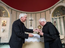 Cardinal Vincent Nichols presents a relic of Bl. Carlo Acutis to Fr. Pat Ryall at Archbishop’s House, Westminster, May 21, 2021.