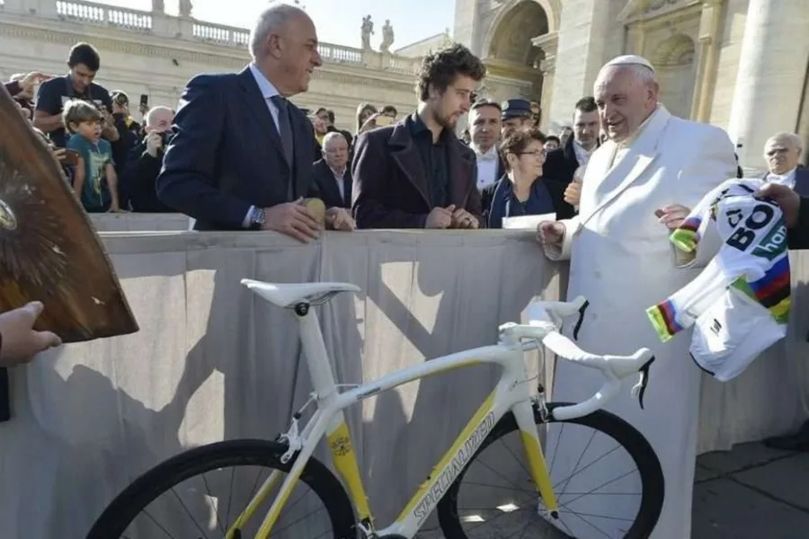 Peter Sagan gives Pope Francis a custom racing bike in Vatican colors, Jan. 24, 2018. ?w=200&h=150