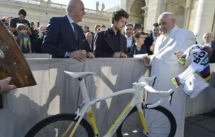 Peter Sagan gives Pope Francis a custom racing bike in Vatican colors, Jan. 24, 2018.