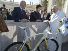 Peter Sagan gives Pope Francis a custom racing bike in Vatican colors, Jan. 24, 2018. 