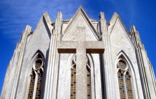 Christ the King Cathedral (Landakotskirkja) in Reykjavik, Iceland. Credit: Helgi Halldórsson/freddi (CC BY-SA 2.0).