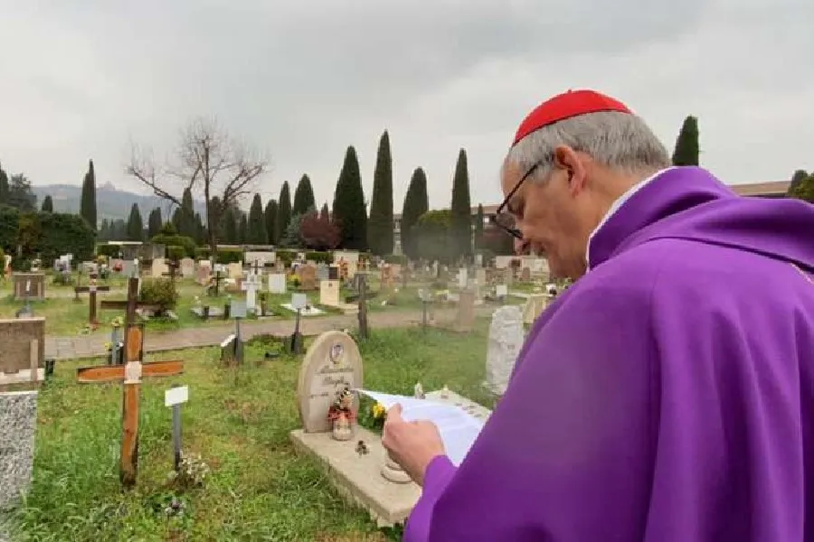 Cardinale Zuppi prays at a cemetery in San Girolamo della Certosa.?w=200&h=150