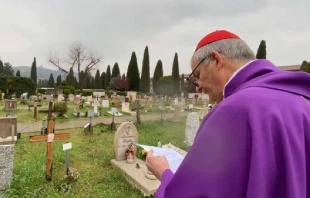 Cardinale Zuppi prays at a cemetery in San Girolamo della Certosa.   Archdiocese of Bologna