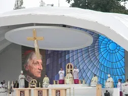 Pope Benedict XVI on the altar during the rite of beatification of Cardinal John Henry Newman on Sunday?w=200&h=150