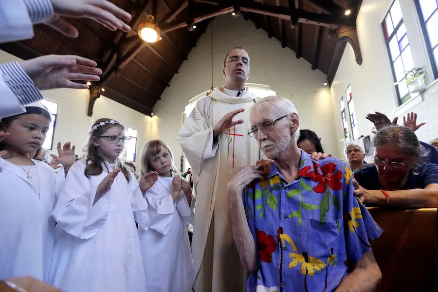 Robert Fuller receives a blessing at St. Therese Catholic church May 5 in Seattle. He died five days later. Photo: Elaine Thompson / Associated Press. (Not licensed for reproduction)?w=200&h=150