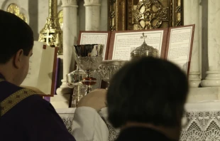 A Mass said according to Divine Worship, the Ordinariate use.   Lawrence OP via Flickr (CC BY-NC-ND 2.0).