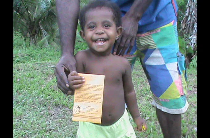 A Papua New Guinean child holds a Tarungu Appeal envelope for the poor. ?w=200&h=150
