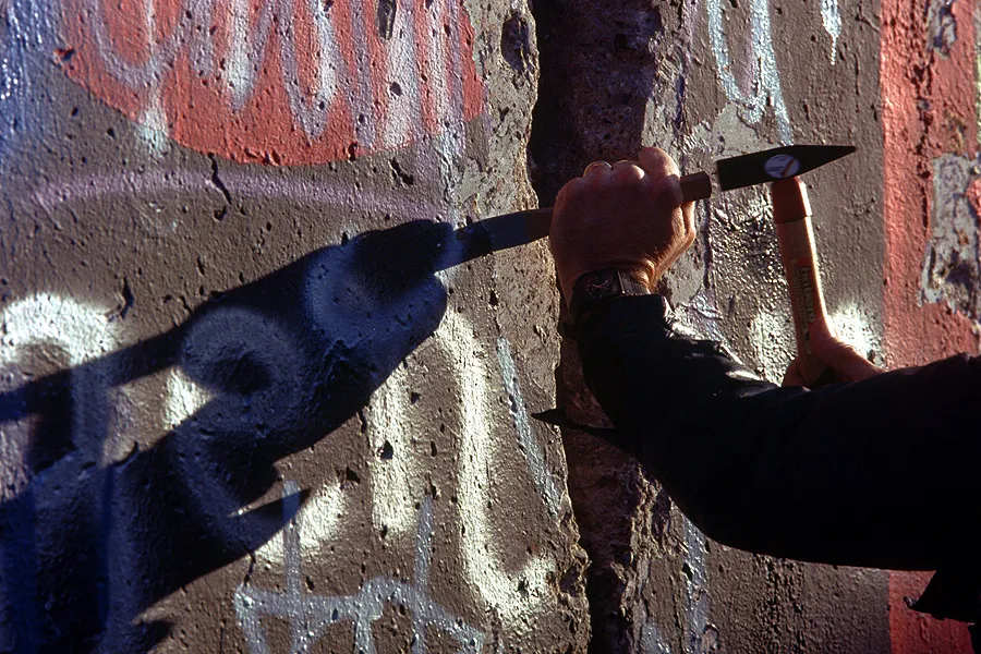 A West German man uses a hammer and chisel to chip off a piece of the Berlin Wall as a souvenir in November 1989 (Credi: U.S. Department of Defense).?w=200&h=150