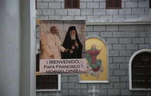 A banner welcoming Pope Francis hangs in Isranbul on Nov. 26, 2014 ahead of his arrival.   Daniel Ibáñez/CNA.