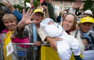 The grandmother and grandchild who feature on Pope Francis' new prayer card greet the pope in Romania June 1, 2019.   Vatican Media.