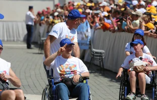 A group of disabled pilgrims gathered in St. Peter's Square for the General Audience, June 3, 2015.   Bohumil Petrik/CNA.