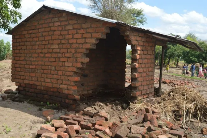 A house damaged by floods in Phalombe district Credit Lameck Masina for VOA News 03 05 2015 CNA