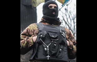 A protestor wearing a rosary in Maidan Square in Kyiv, Feb. 2014.   Jakub Szymczuk/GOSC NIEDZIELNY. Courtesy: Aid to the Church in Need.